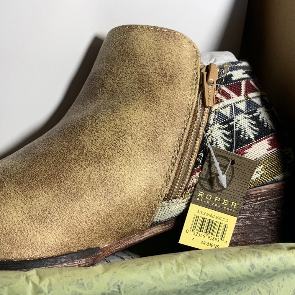 • [NIB] Roper Embroidered Booties • - Picture 5 of 14